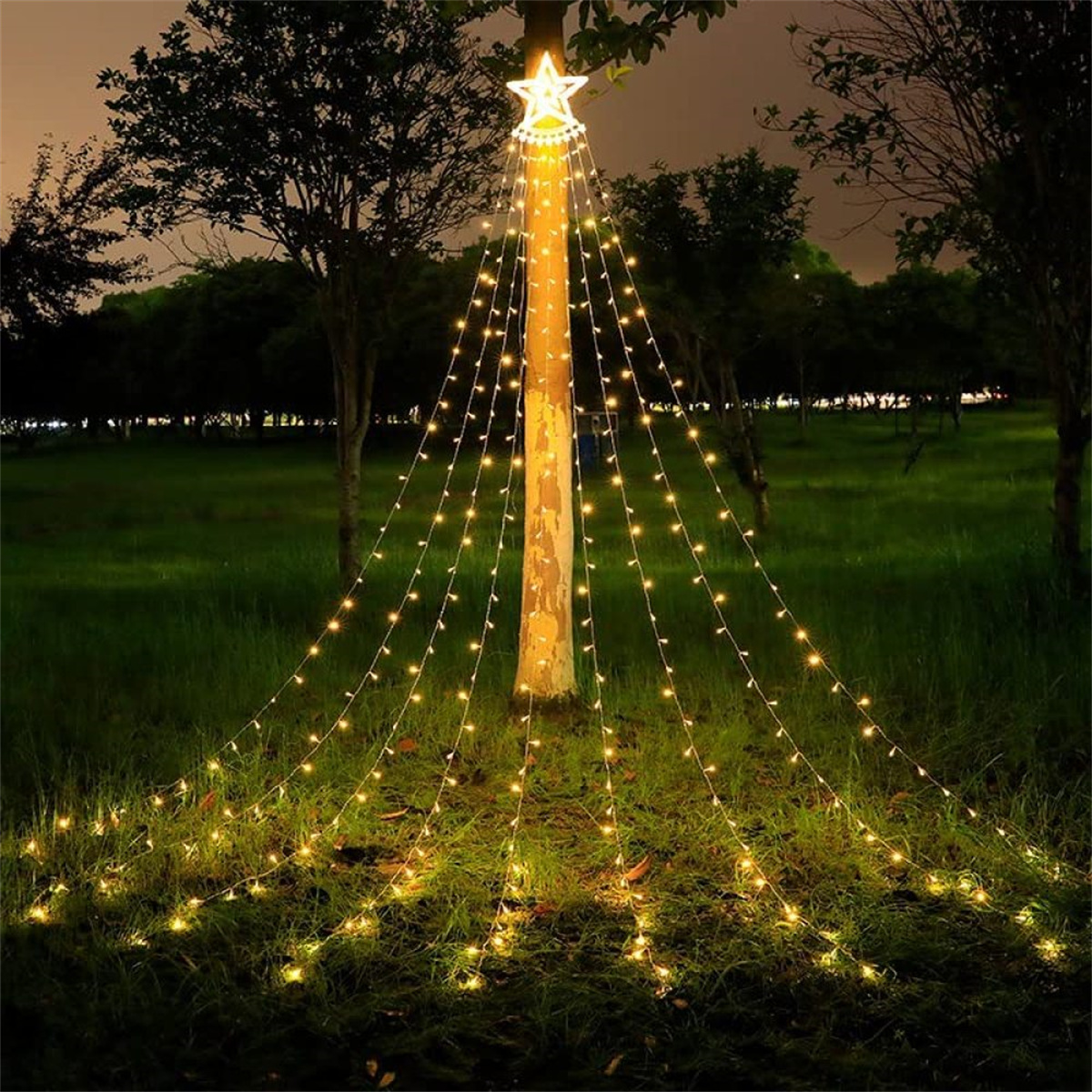 Weihnachtsbeleuchtung um einen Baumstamm gewickelt, nach außen strahlend, mit einem Stern oben.