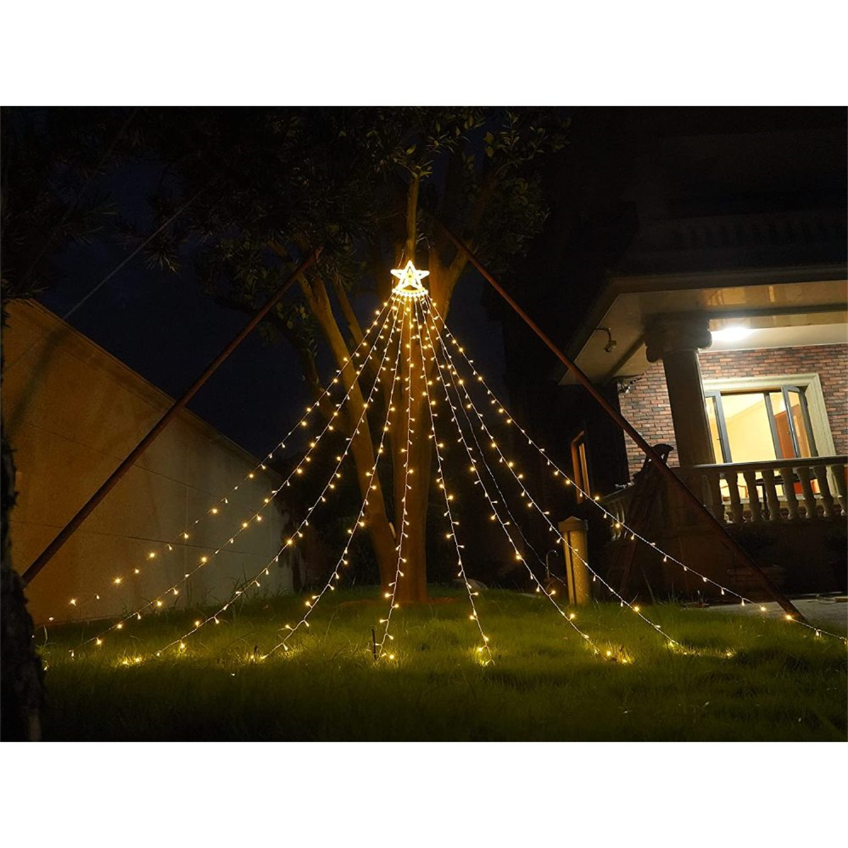 Sternförmige Weihnachtsbeleuchtung. Lichter hängen von einem Baum. Der Hintergrund ist dunkel.
