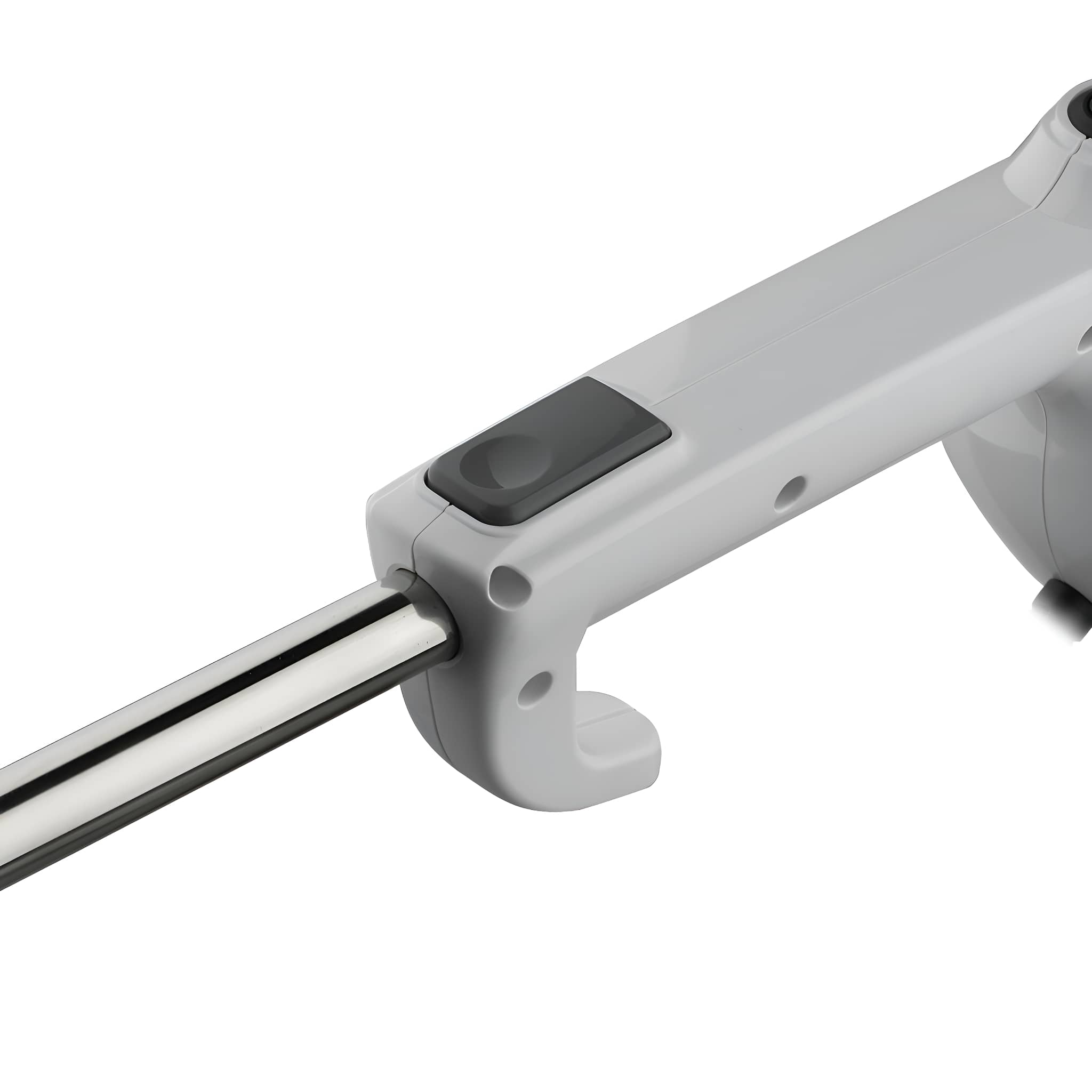 Ein grauer Handmixer mit silberner Klinge und schwarzem Knopf, freigestellt auf Weiß.