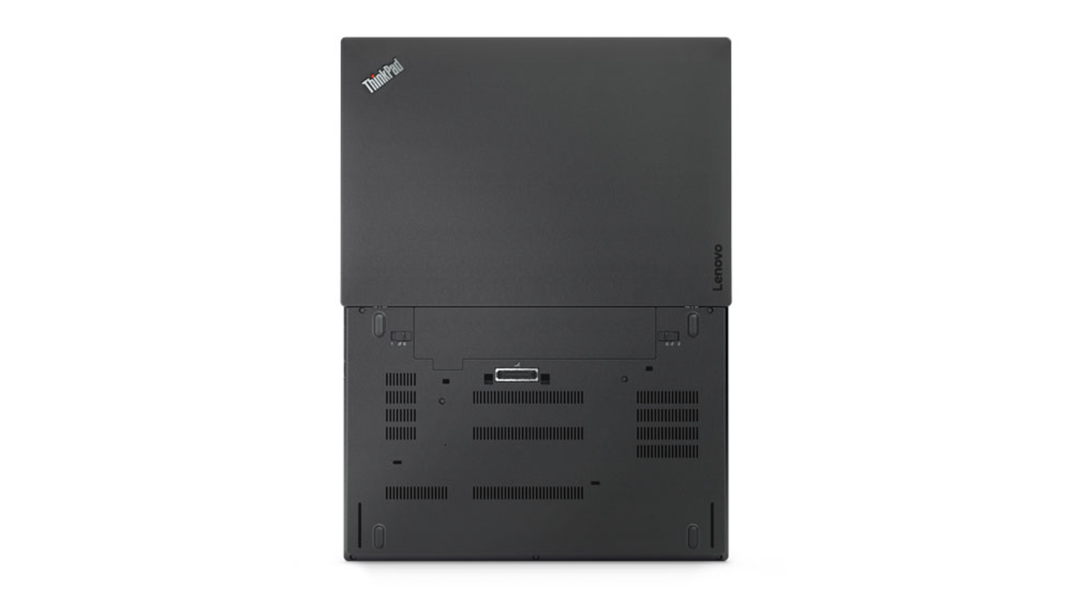 Schwarzes Lenovo ThinkPad Laptop, Unteransicht. Das ThinkPad-Logo ist sichtbar, zusammen mit Lüftungsschlitzen und Anschlüssen.