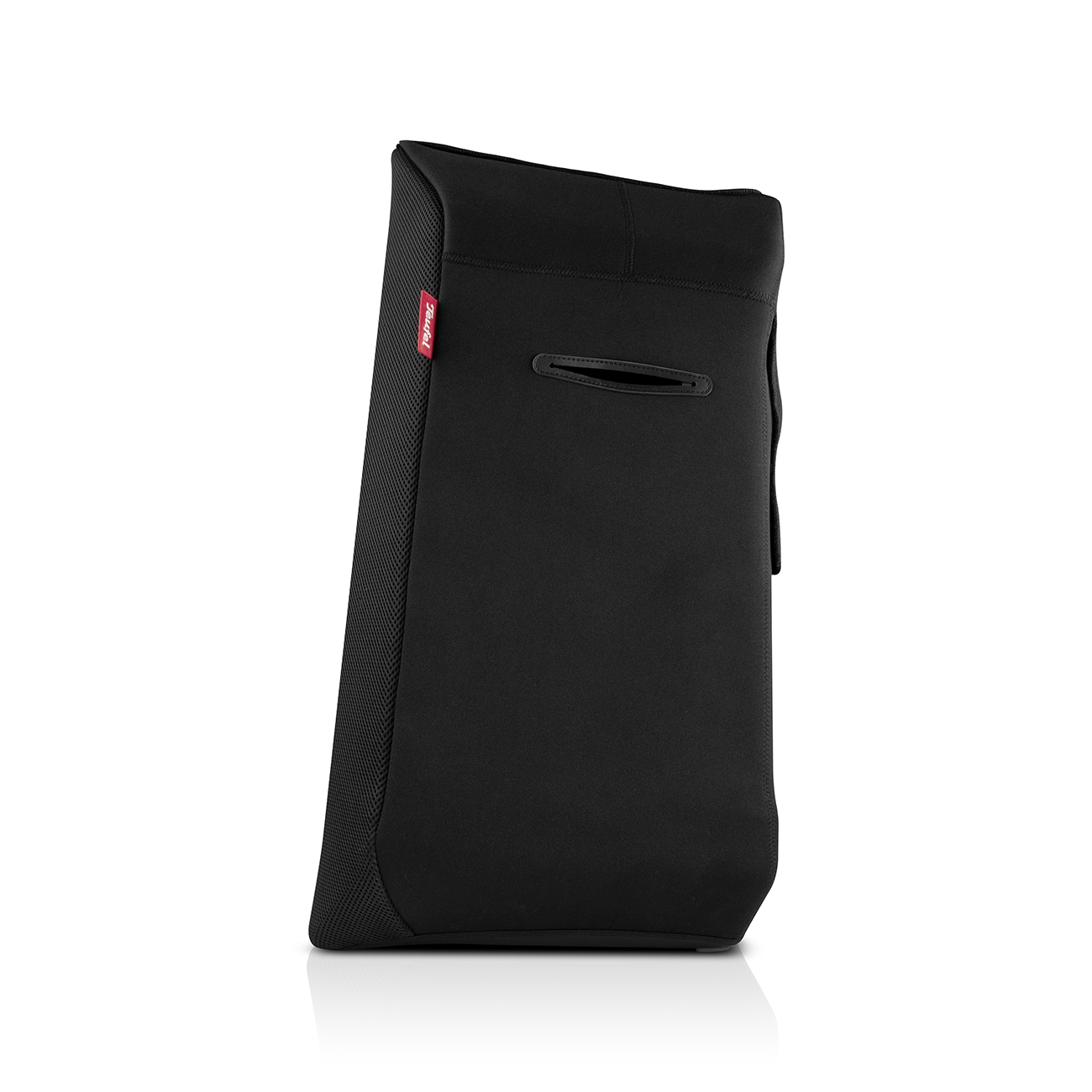 Schwarze, rechteckige, weiche Hülle für ein Objekt, mit kleiner Tasche und rotem Anhänger.