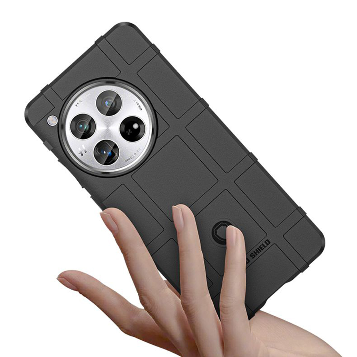 Main tenant une coque de téléphone noire. La coque est noire et a un motif carré. Le téléphone a des caméras.