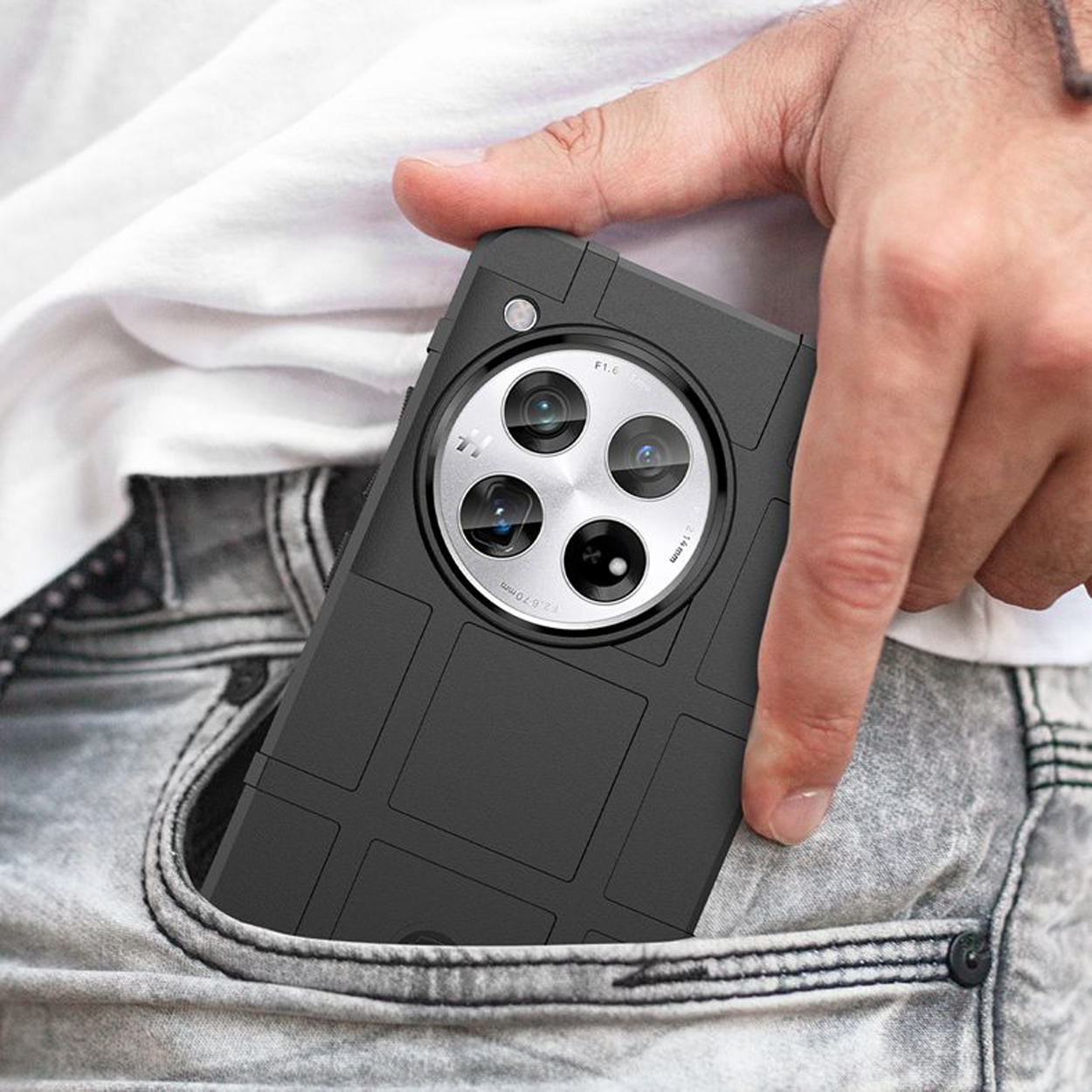 Une coque de téléphone dans une poche en jean. La coque est noire avec une découpe pour l'appareil photo et un design texturé.