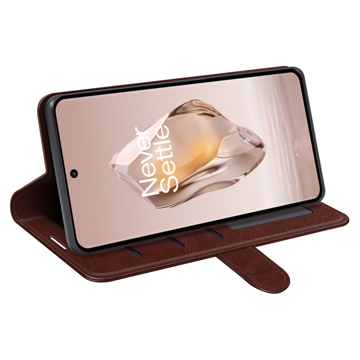 Étui de téléphone marron avec un téléphone à l'intérieur. Le téléphone affiche le texte 'Never Settle'.