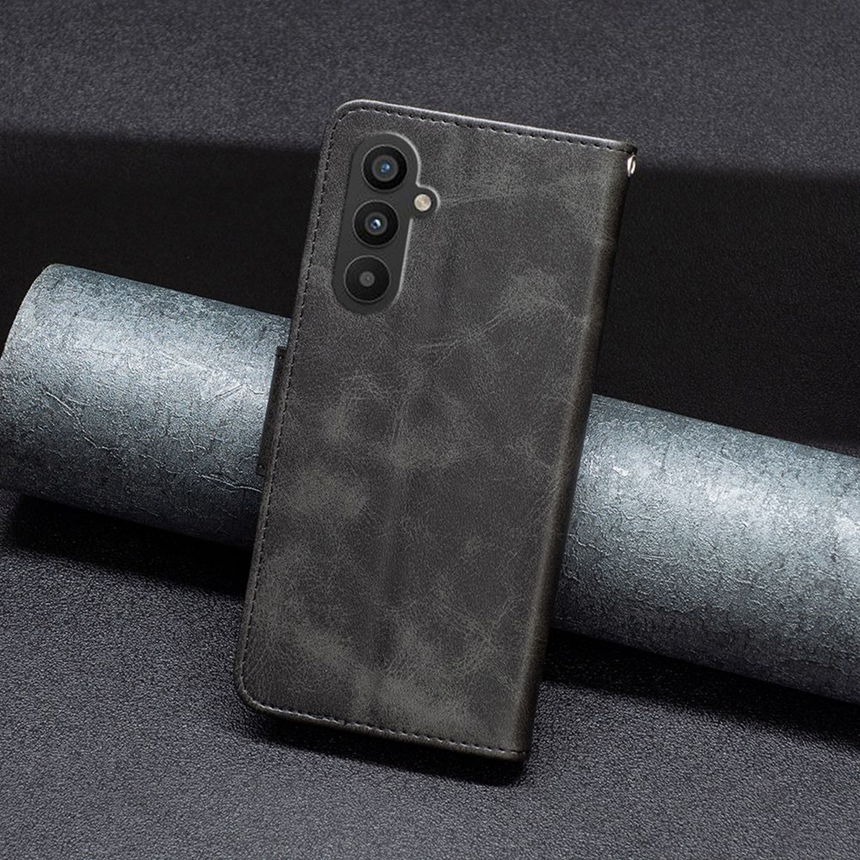 Donkergrijze leren telefoonhoesportemonnee gesloten. De telefoonhoes heeft een camera-uitsparing.