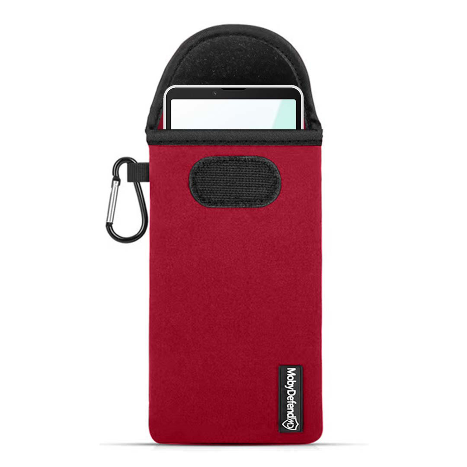 Rode telefoonhoes met zwarte rand, telefoon erin en zilveren karabijnhaak op witte achtergrond.