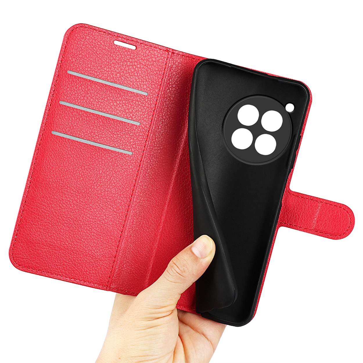 Een hand houdt een rode leren telefoonhoes open. Er zit een zwarte telefoon in, met een cameragat.