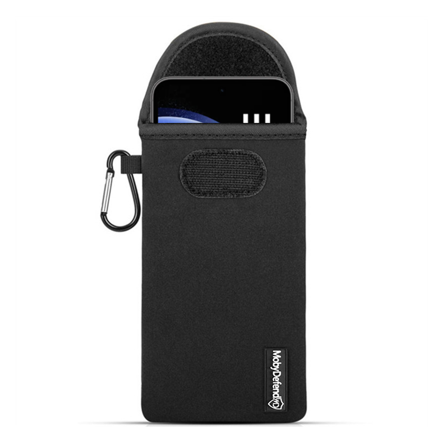 Étui de téléphone noir avec patch noir, téléphone à l'intérieur et mousqueton argenté sur fond blanc.