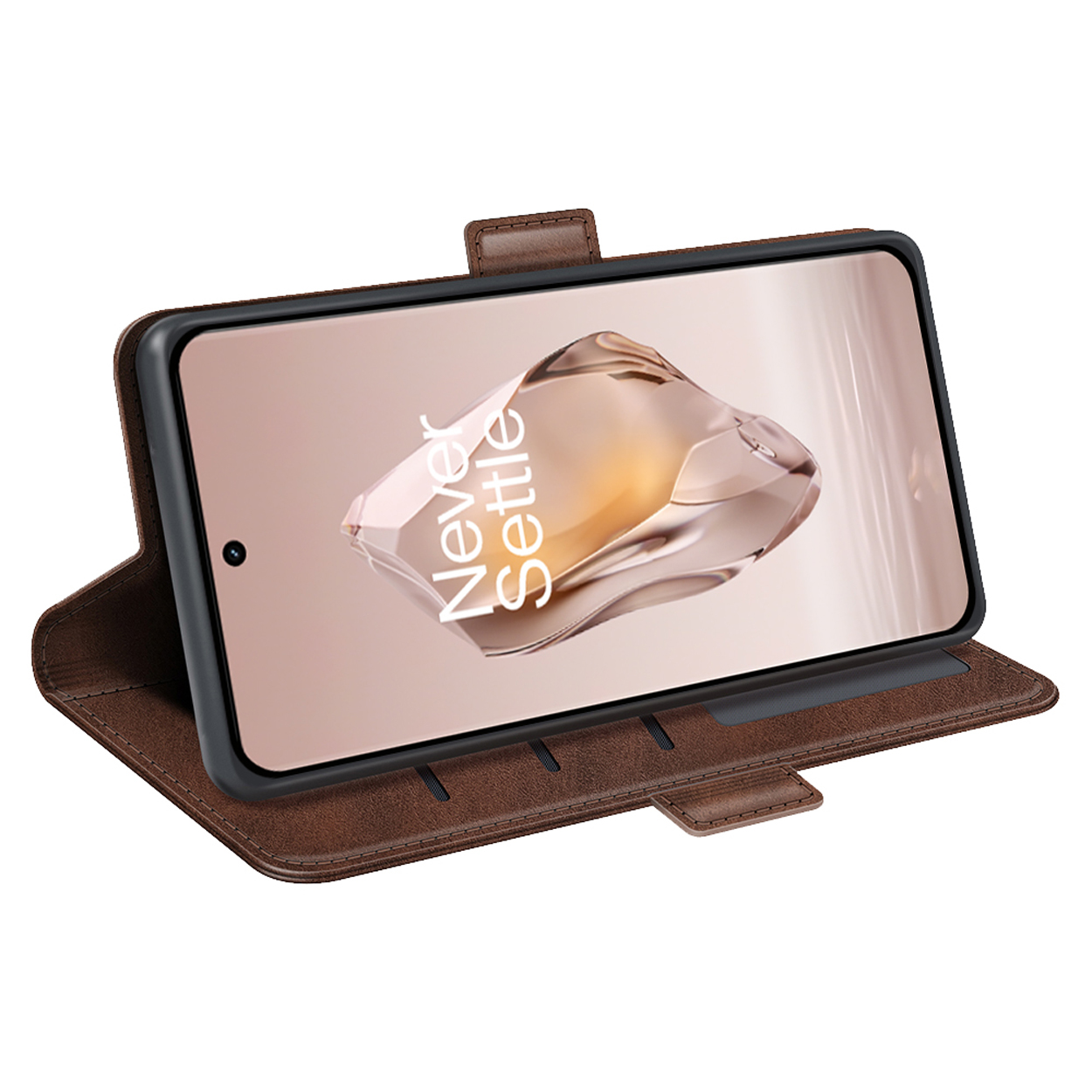 Téléphone dans un étui marron. Le téléphone affiche une image abstraite ondulée avec le texte 'Never Settle'.