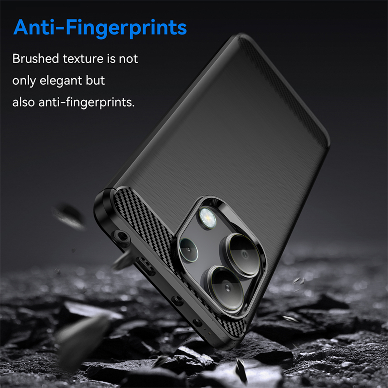 Zwarte telefoonhoes, met een geborstelde textuur, en een telefoon met camera, in een donkere omgeving.