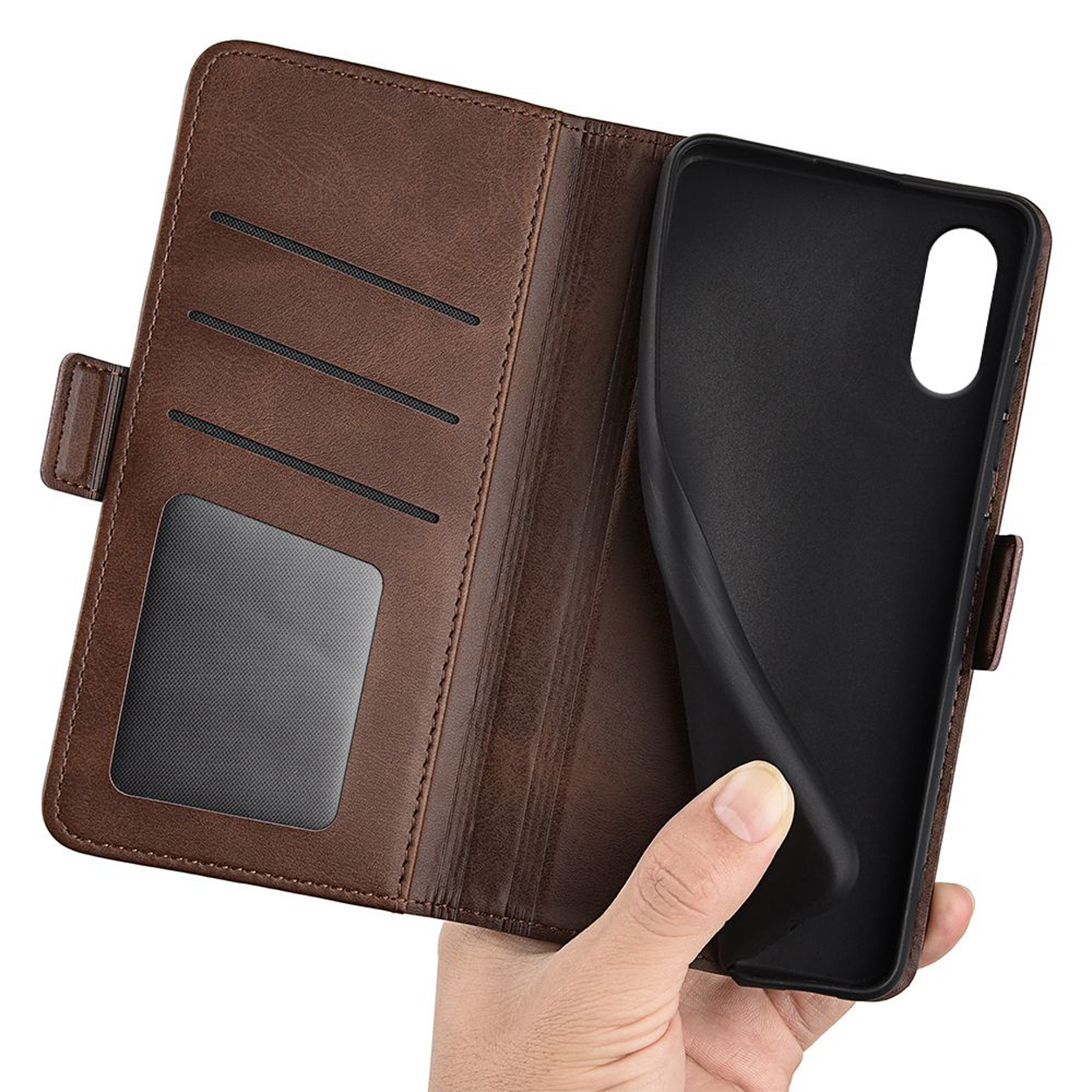 Hand die een bruin telefoonhoesje vasthoudt, met de binnenkant met kaartsleuven.