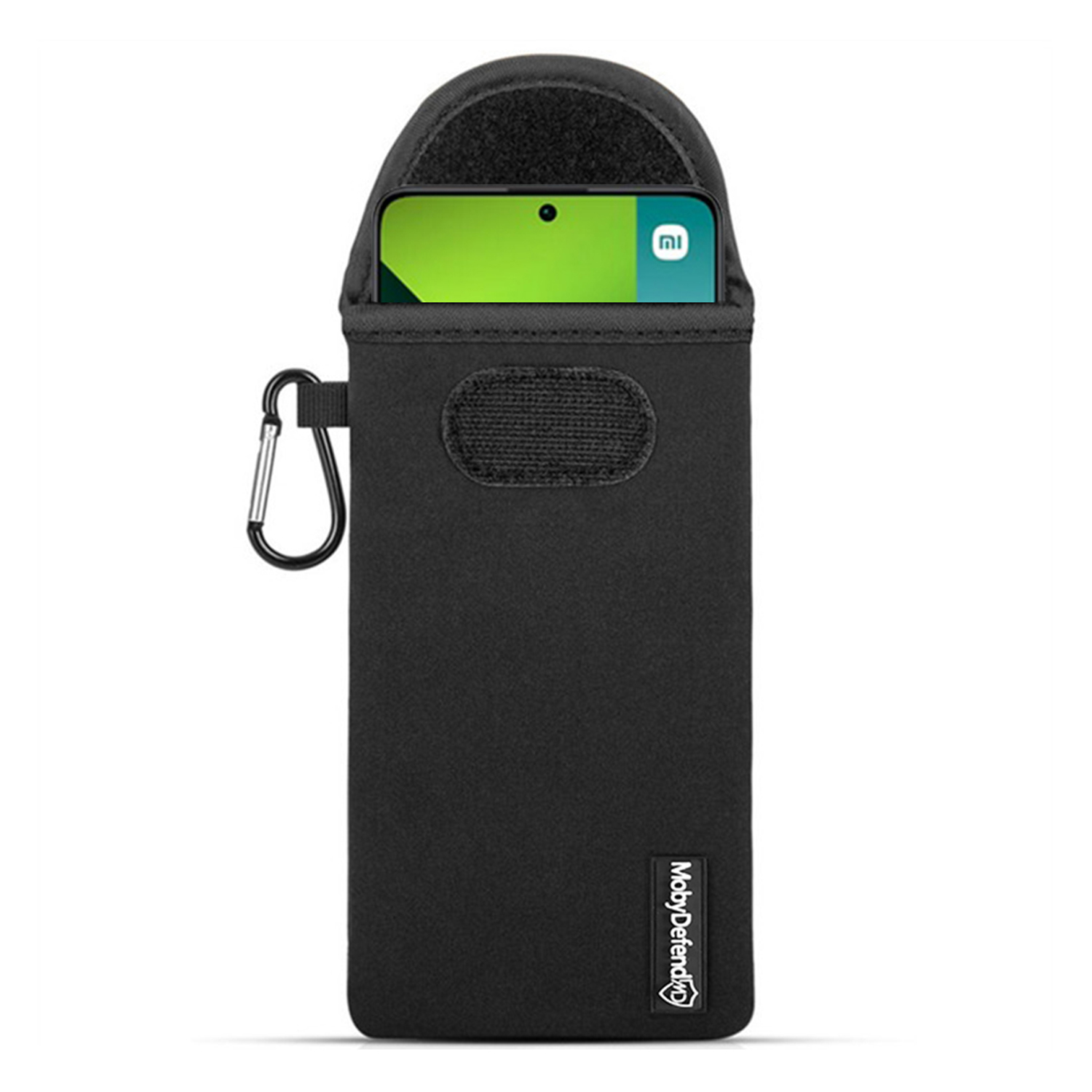 Zwarte telefoonhoes met karabijnhaak en telefoon erin, witte achtergrond.