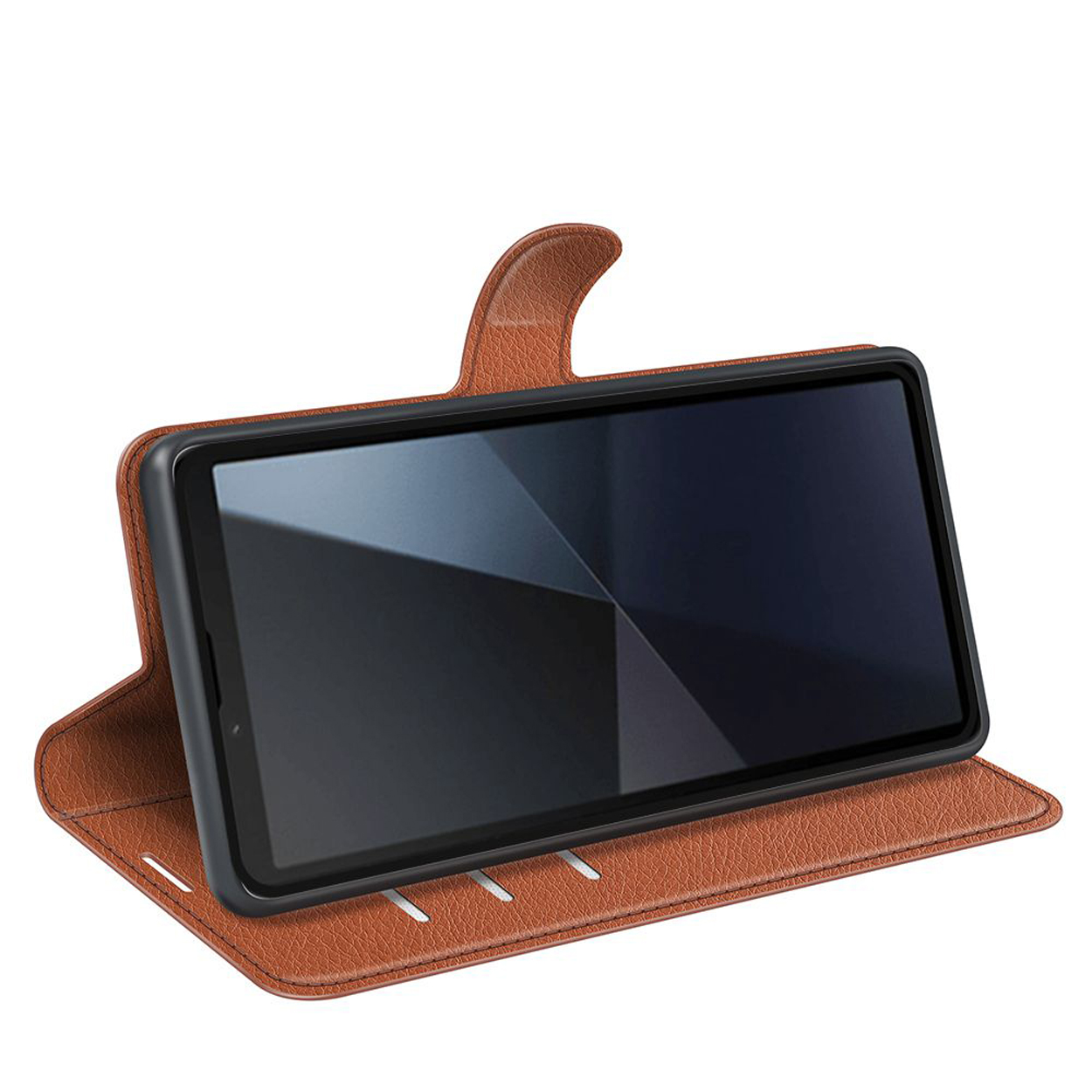 Bruine leren telefoonhoes met een zwarte telefoon erin, open. Het heeft sleuven voor kaarten en een magnetische sluiting.