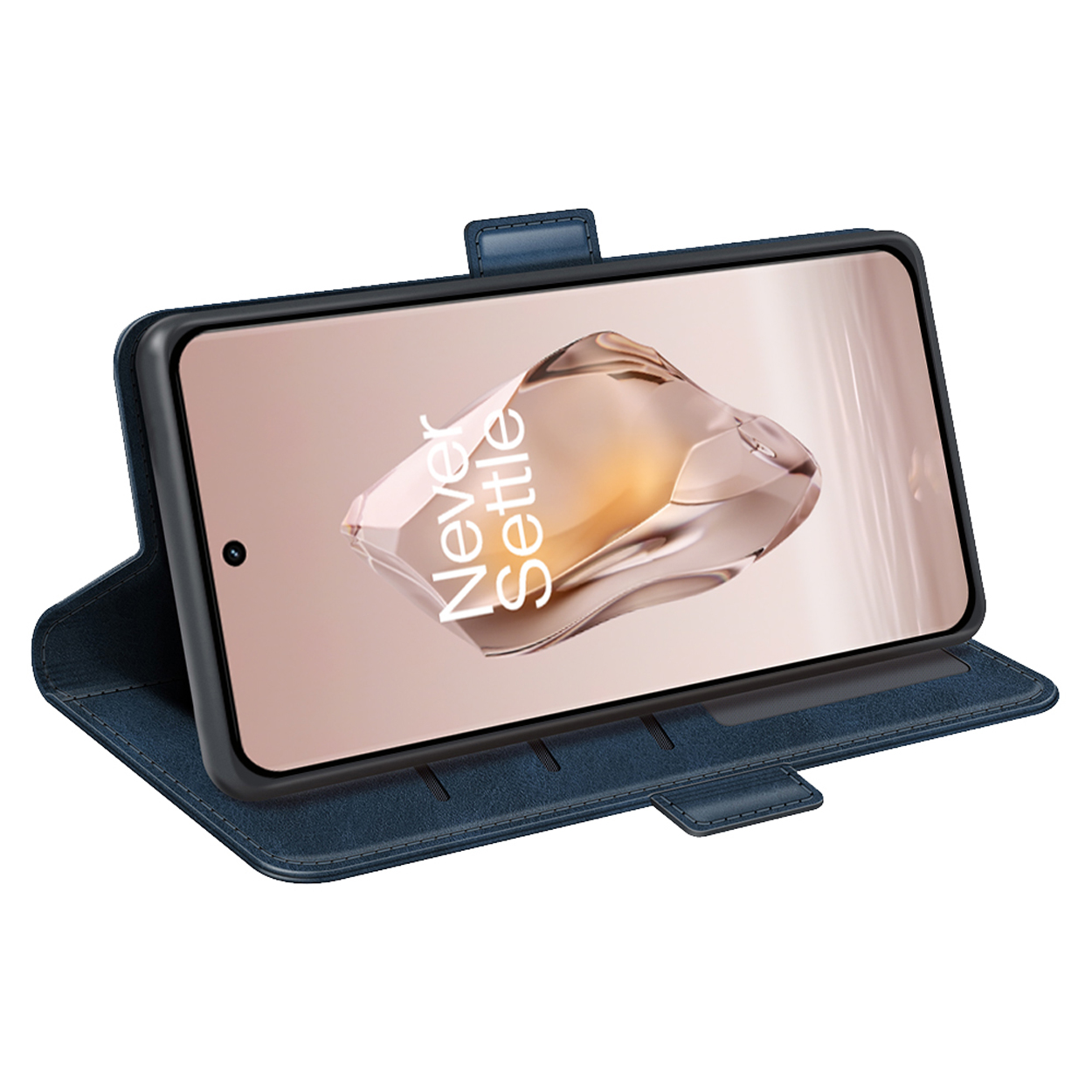 Coque de téléphone bleue avec téléphone à l'intérieur. Le téléphone affiche une image floue avec du texte. Fond blanc.