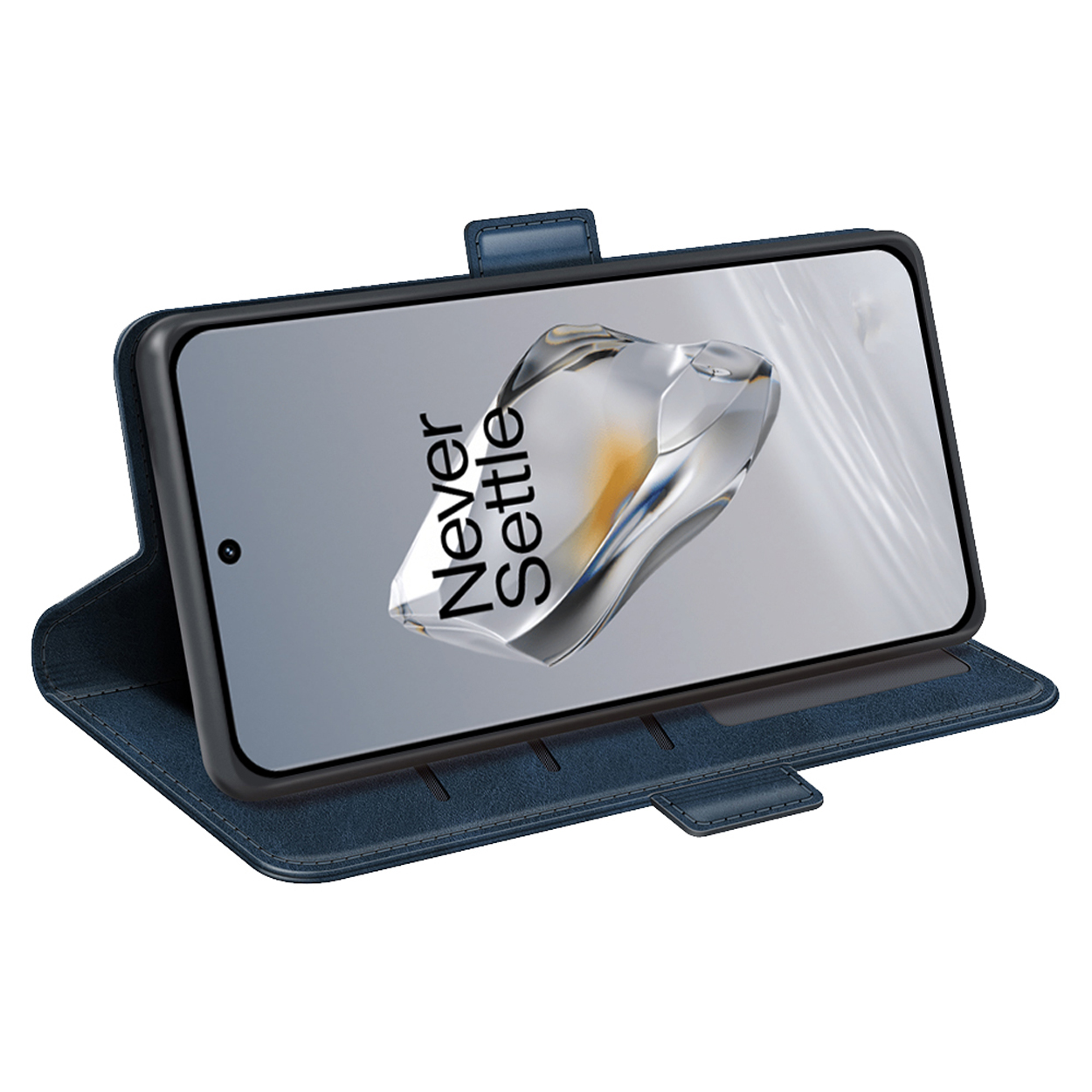 Blauwe leren telefoonhoes met een telefoon erin. De telefoon toont de tekst "Never Settle".