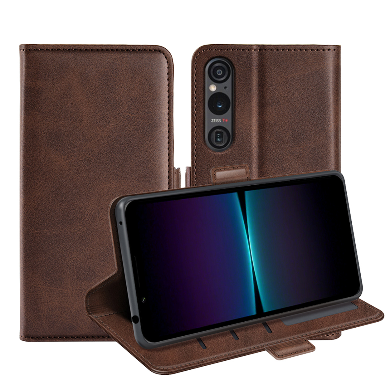 Bruine leren telefoonhoes met telefoon. De telefoon heeft een drievoudige camera.