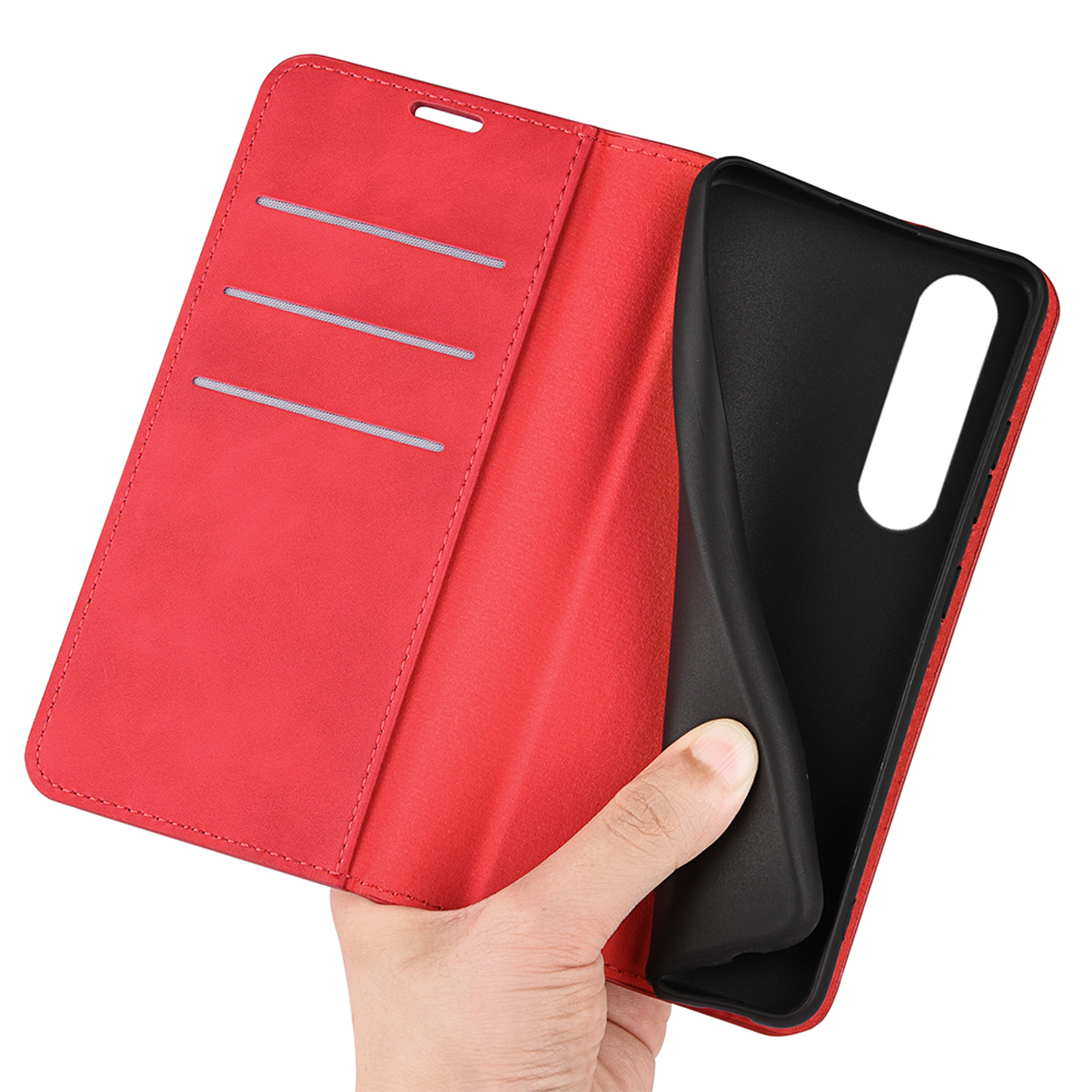 Rode leren telefoonhoes, open, met zwarte telefoonhouder en hand.