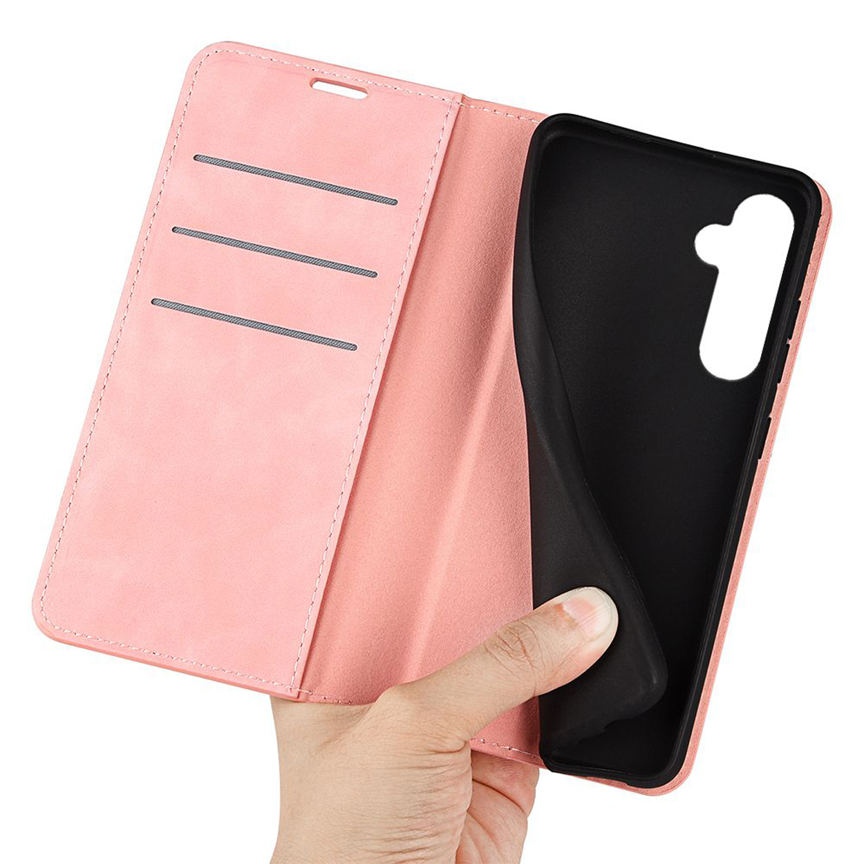 Hand die een roze telefoonhoes vasthoudt, open. De telefoon zit niet in de hoes en is zwart van binnen.