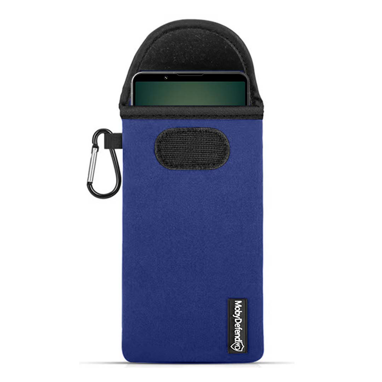 Blauwe telefoonsleeve, open om een telefoon binnenin te laten zien. Een karabijnhaak is bevestigd.