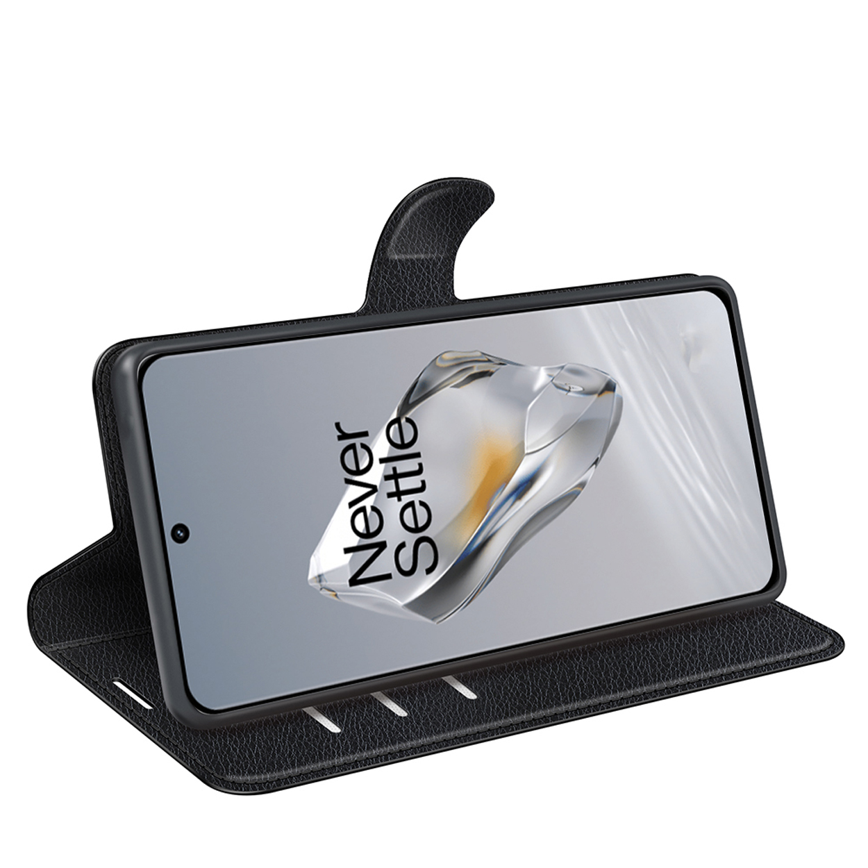 Schwarze Handyhülle geöffnet, Telefon zeigt „Never Settle“. Die Hülle ist lederartig und hat einen Magnetverschluss.