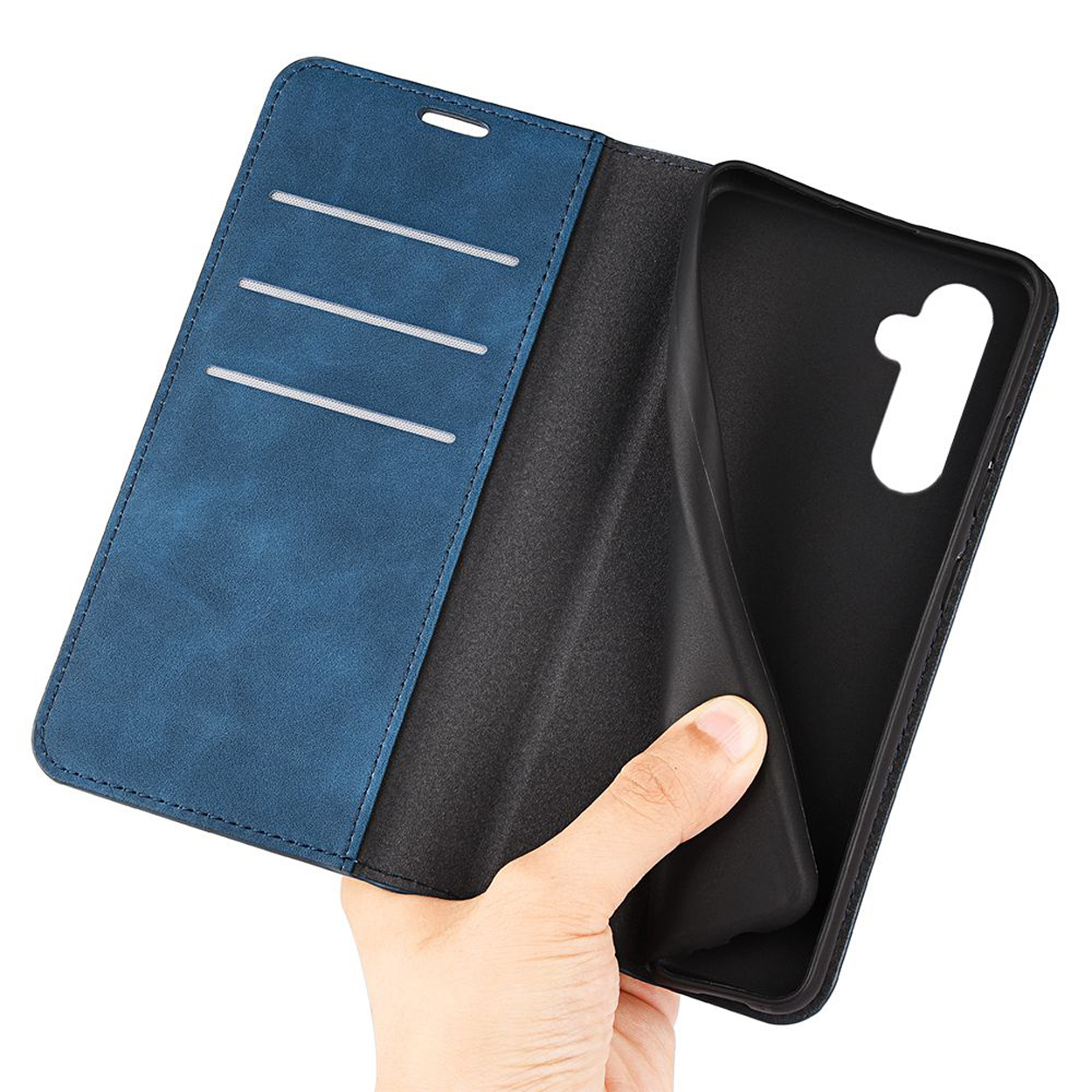 Hand die een blauwe telefoonhoes openhoudt.