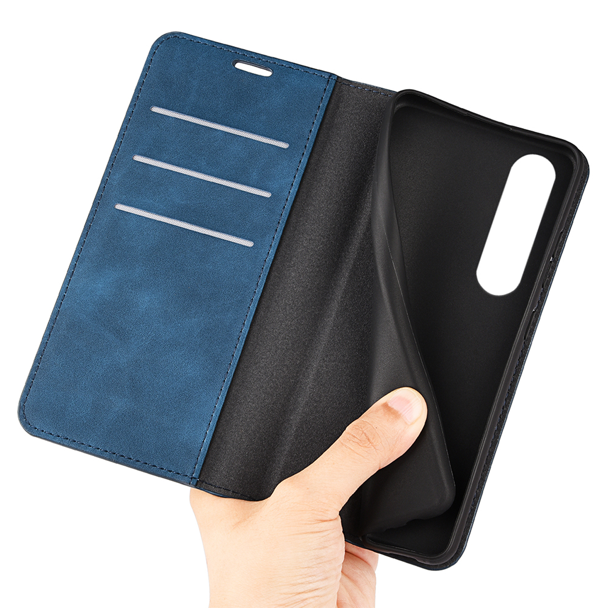 Blauwe leren telefoonhoes met een telefoon erin. Het is een flip-hoesje met kaartsleuven.