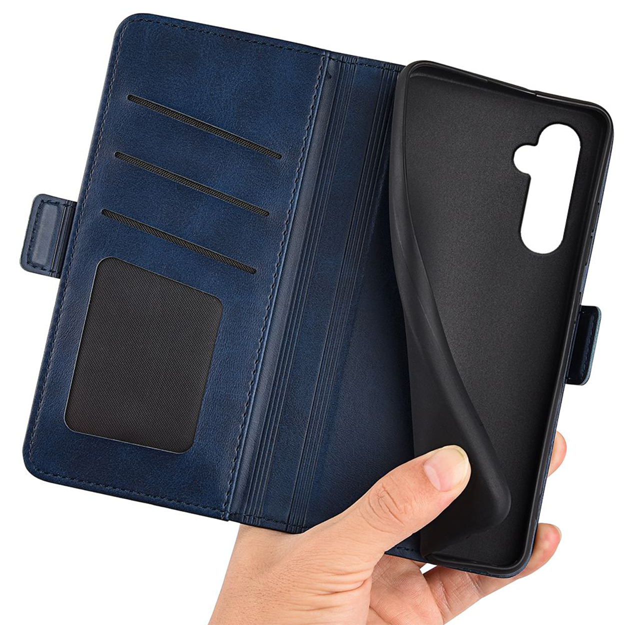 Étui de téléphone en cuir bleu ouvert, révélant le support du téléphone et une main tenant le téléphone.