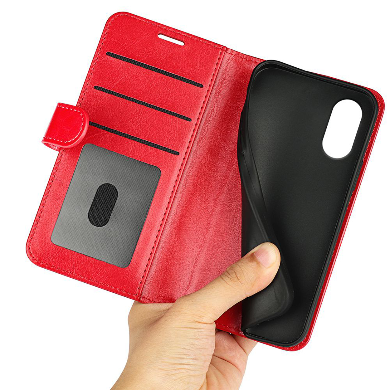 Hand houdt een open rode telefoonhoes vast. De hoes toont kaartsleuven en een telefoonhouder.