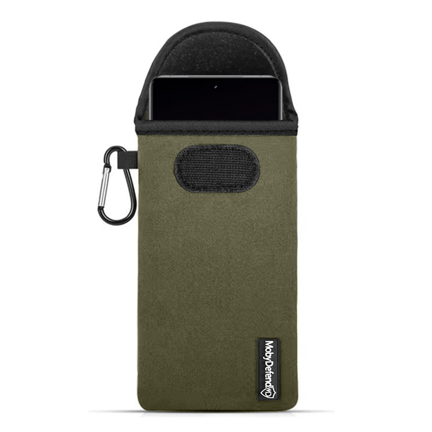 Housse de téléphone verte avec ouverture noire et mousqueton. Téléphone partiellement à l'intérieur.