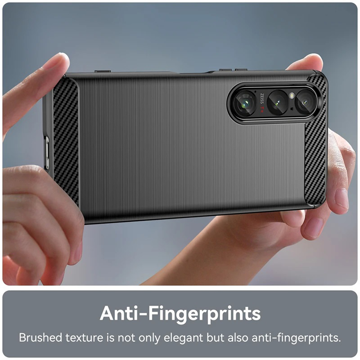 Telefoon in een grijze, getextureerde hoes, vastgehouden door handen. Tekst: Anti-vingerafdrukken.