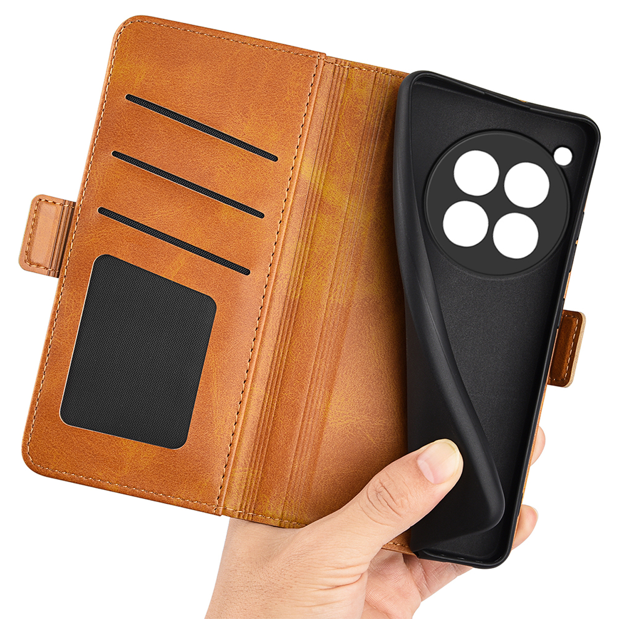 Bruine leren telefoonhoes open met telefoon en hand. Witte achtergrond.