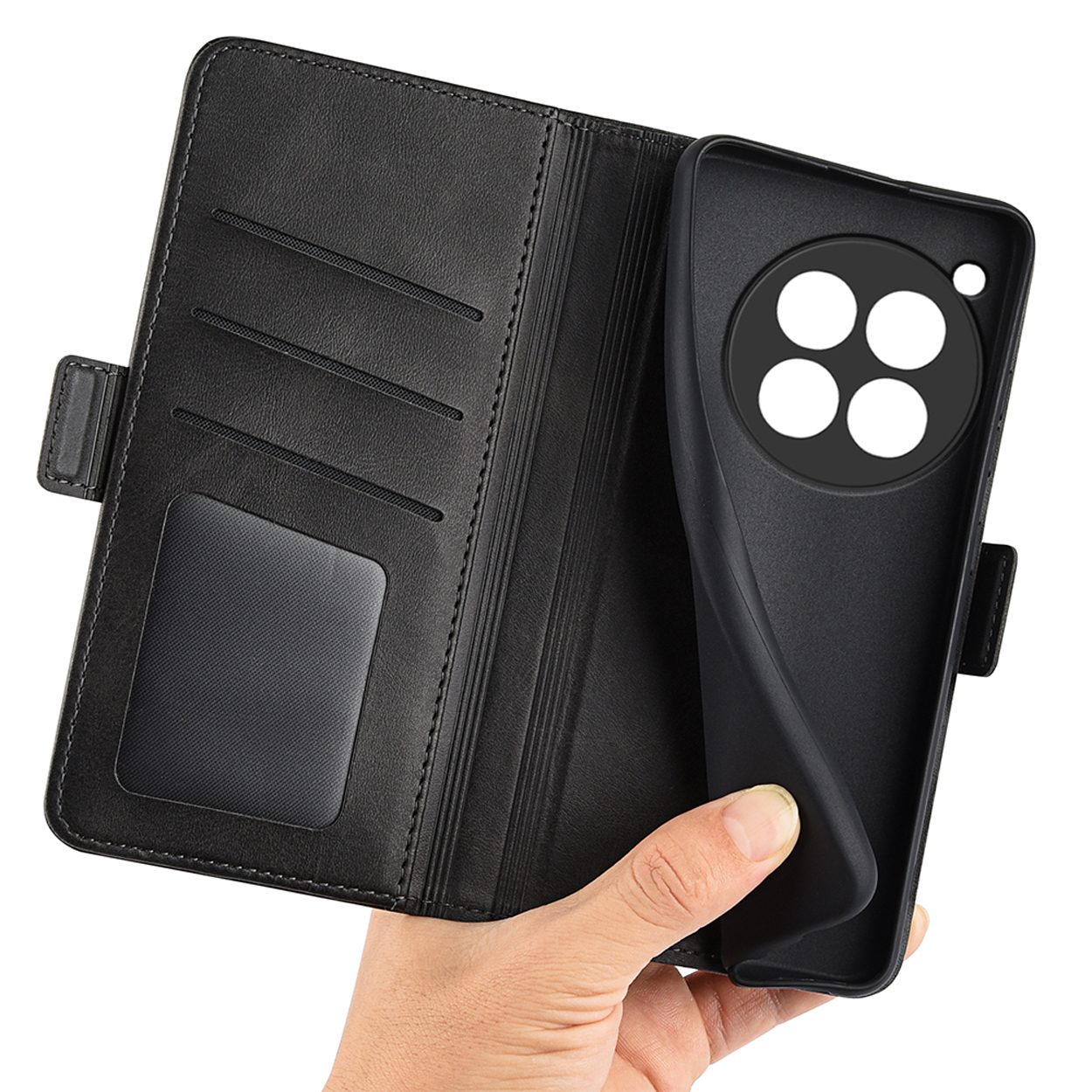 Étui en cuir noir, ouvert, avec fentes pour cartes et support de téléphone.