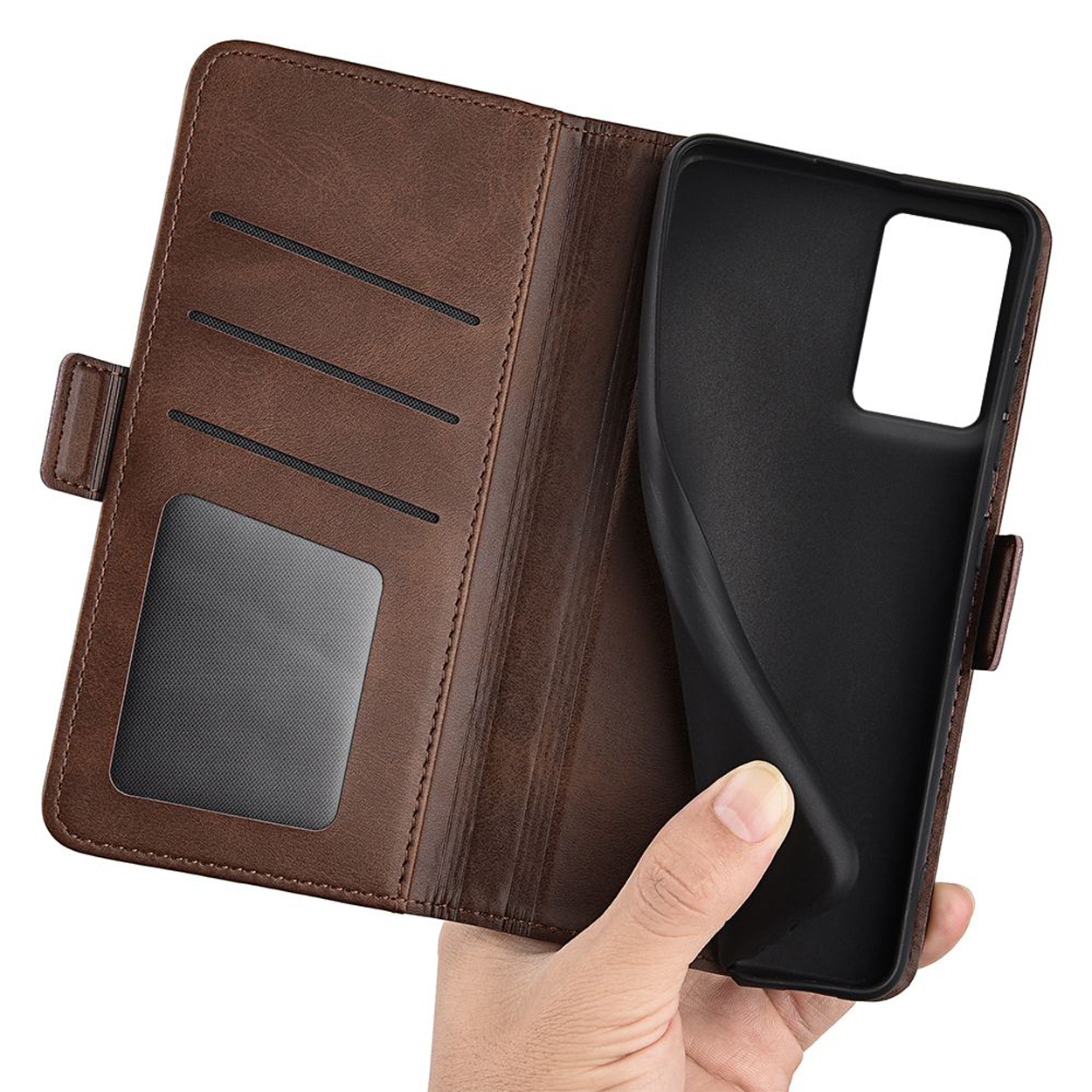 Bruine telefoonhoes, open, met kaartsleuven en ruimte voor de telefoon. Hand houdt het vast.