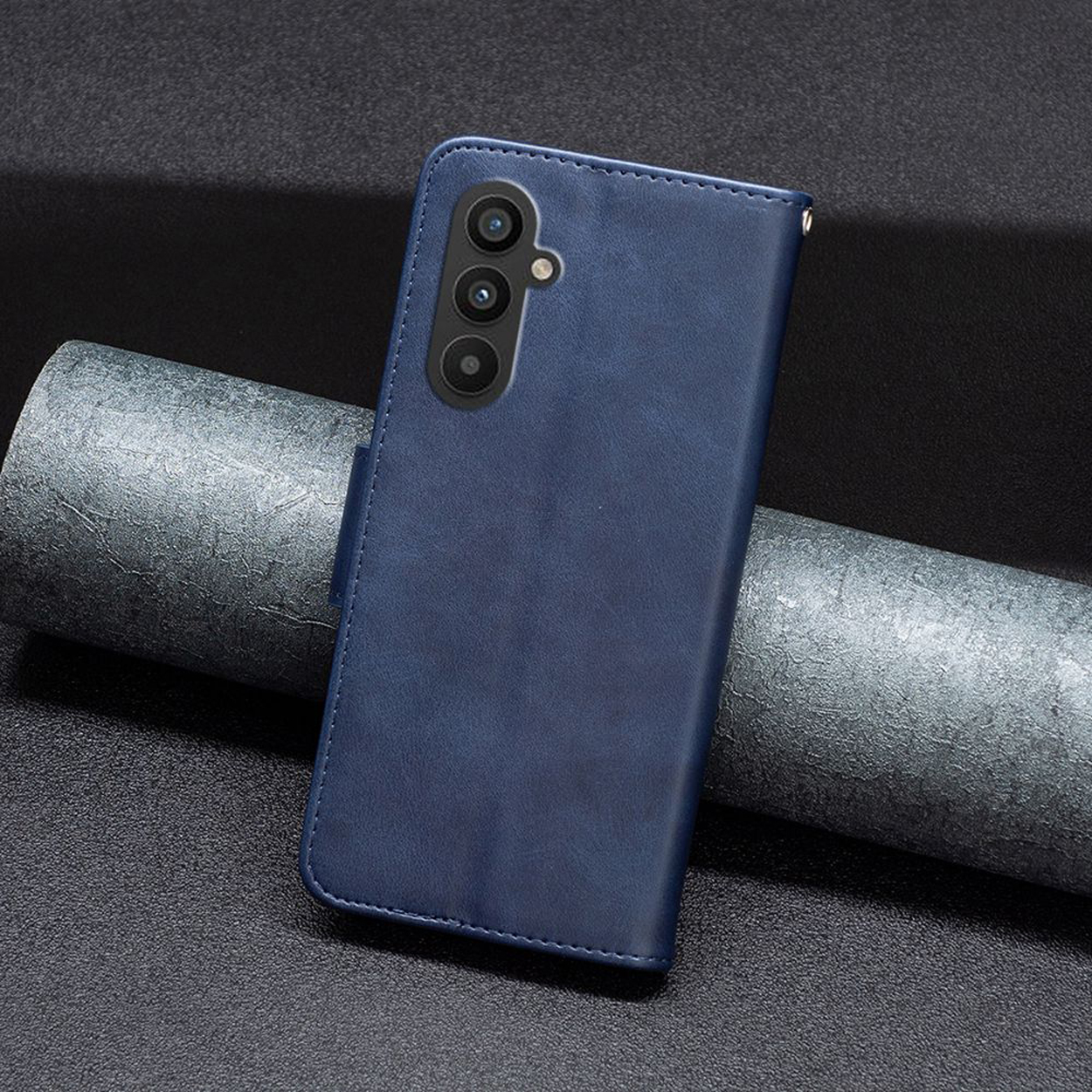 Blauw telefoonhoesje gesloten. De telefoon zit erin. Geplaatst op een oppervlak.