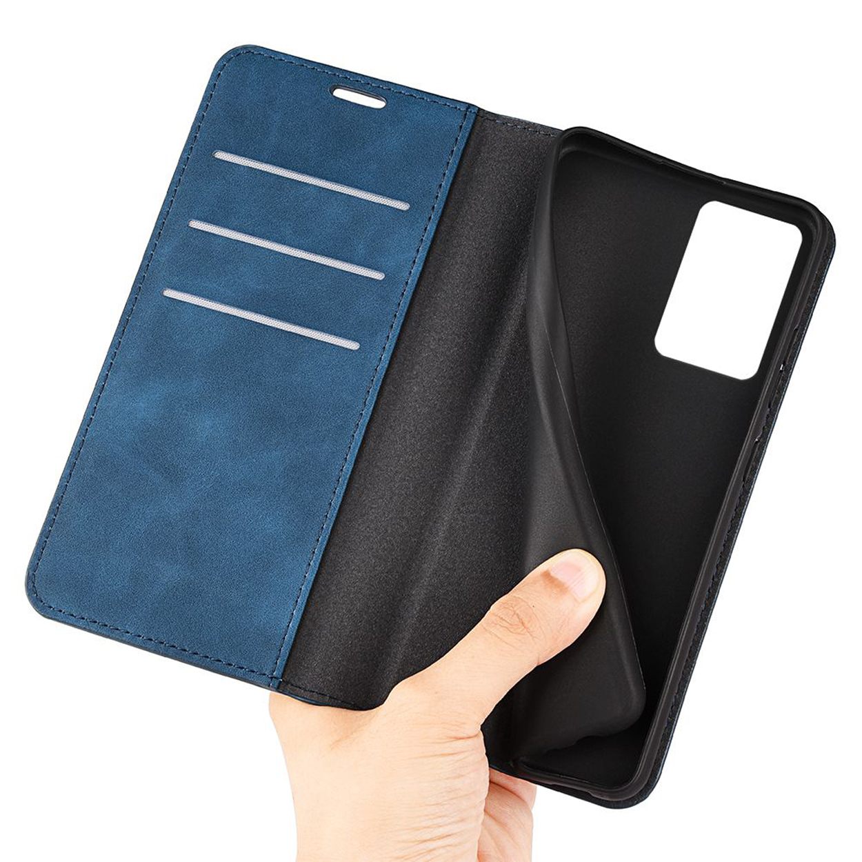 Blauwe leren telefoonhoes, open, met kaartsleuven en zwarte hoes, vastgehouden door hand.