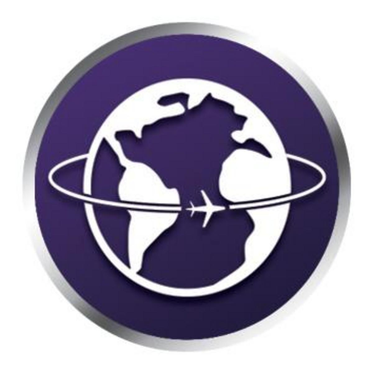 Fioletowa kula ziemska z białym konturem kontynentów i białym samolotem krążącym wokół niej, na fioletowym tle.