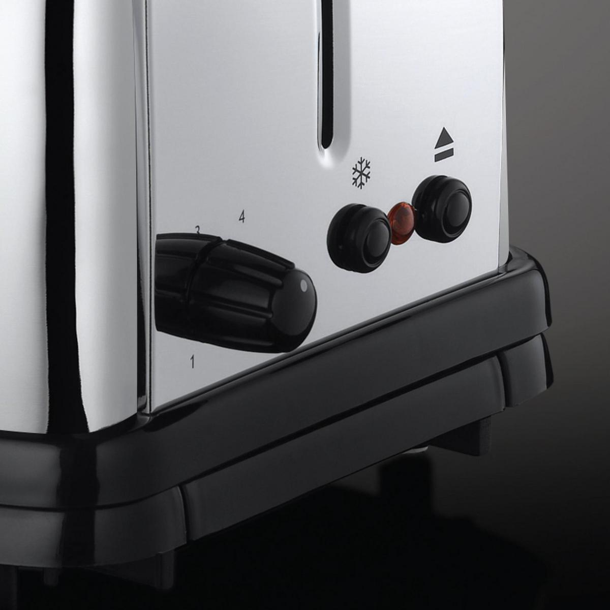 Nahaufnahme eines Chrom-Toasters mit schwarzen Bedienelementen und schwarzem Sockel.