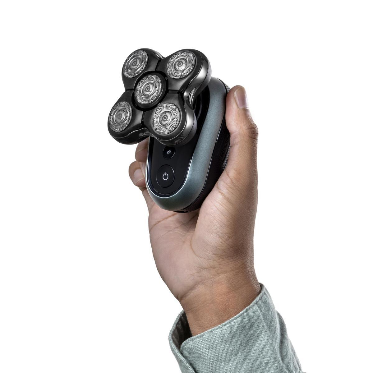 Eine Hand hält einen schwarz-grauen Elektrorasierer mit 5 Rotationsköpfen auf Weiß.