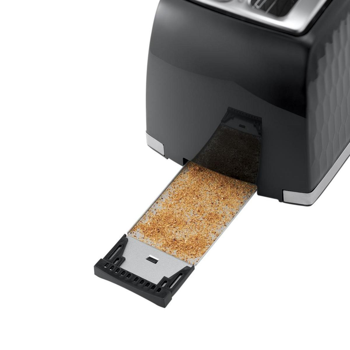 Schwarzer Toaster mit ausgefahrener Krümelschublade, die Krümel zeigt. Der Hintergrund ist weiß.