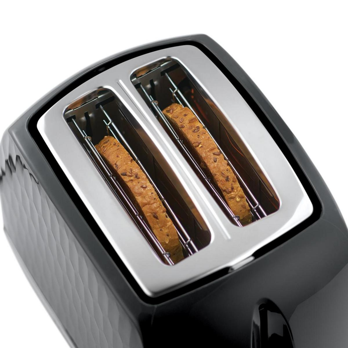 Ein schwarzer Toaster mit zwei Schlitzen, in denen jeweils eine Scheibe getoastetes Brot liegt.