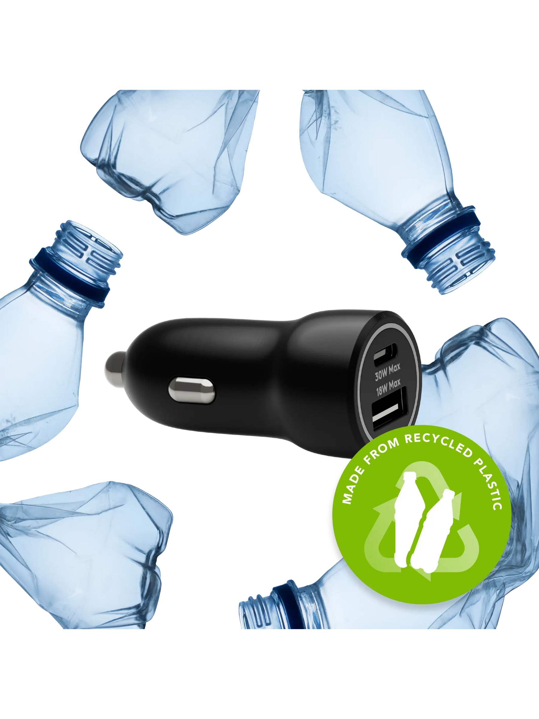 Cargador de coche negro rodeado de botellas de plástico, con etiqueta de reciclaje "Hecho de plástico reciclado".