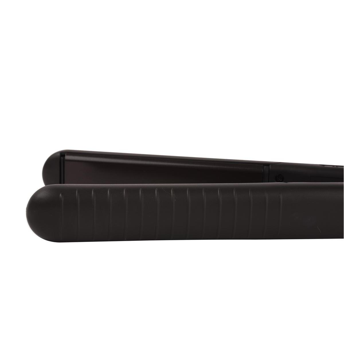 Lisseur de cheveux noir, gros plan, avec plaques plates, sur fond blanc.