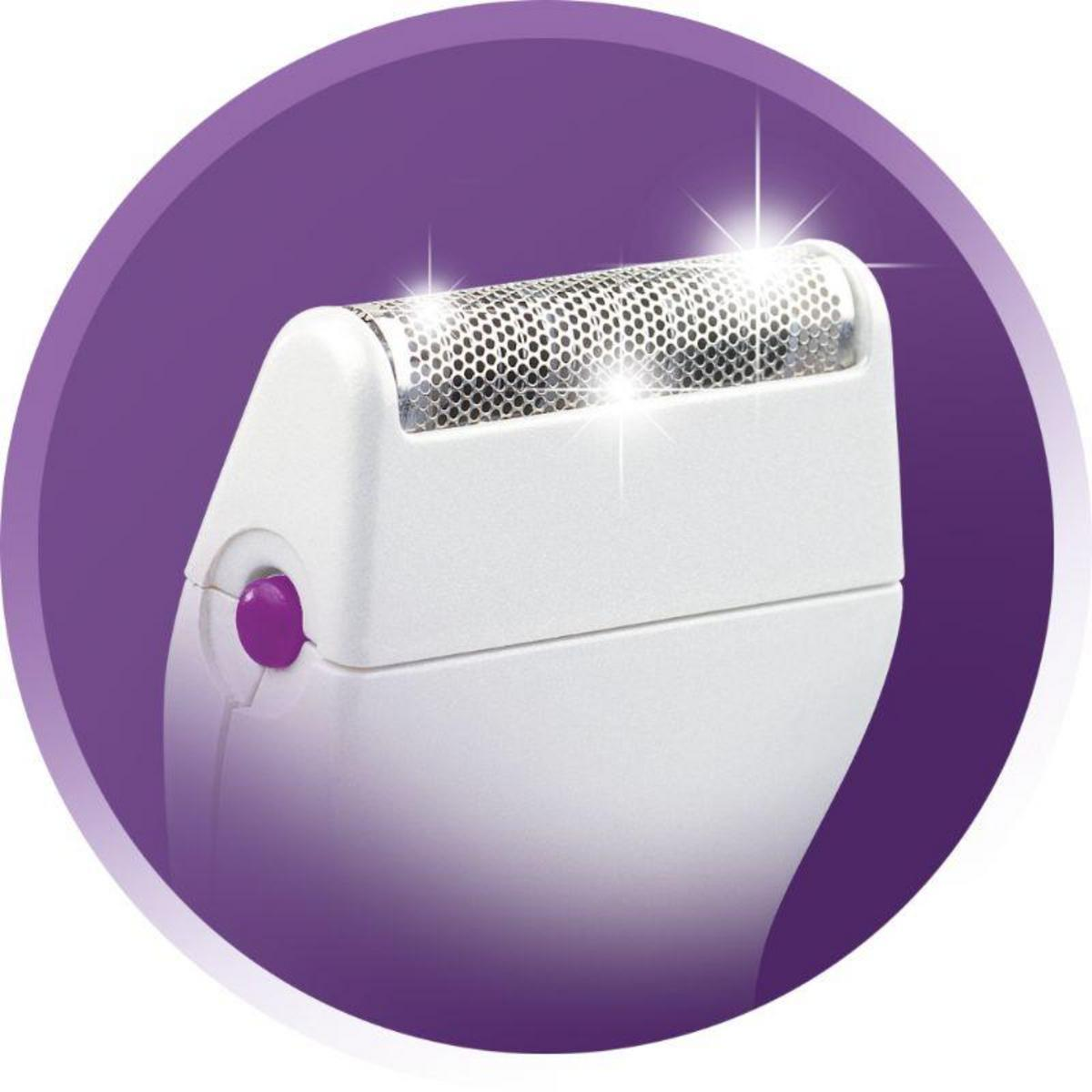 Gros plan d'une tête de rasoir électrique blanche avec un cercle violet. Maille argentée avec lumière vive.