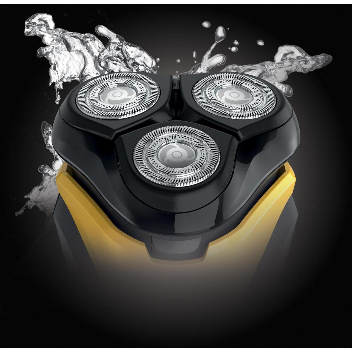 Primo piano di un rasoio elettrico nero e giallo, con schizzi d'acqua su sfondo nero.