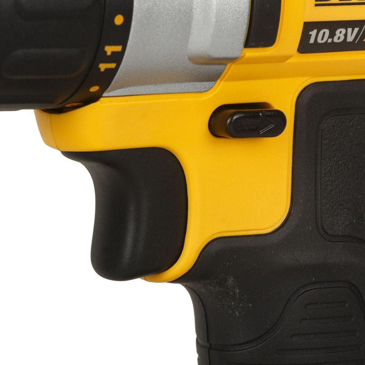 Primer plano de un taladro amarillo y negro. Se ve un gatillo negro y un dial con números.