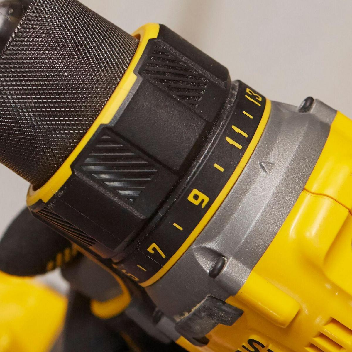 Primer plano de un taladro amarillo y negro. Números visibles en el anillo de ajuste.