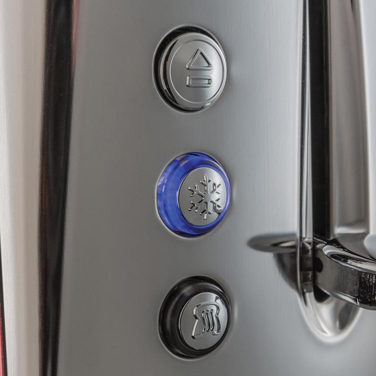Nahaufnahme eines Toasters mit silbernen Knöpfen, darunter ein blau beleuchteter.