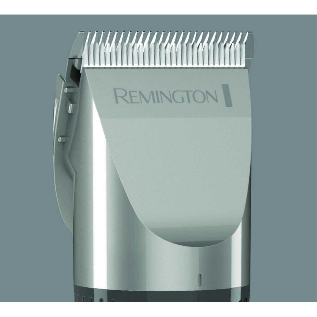 Primer plano de una cortadora de cabello Remington, cuerpo plateado, con cuchillas afiladas y anguladas.