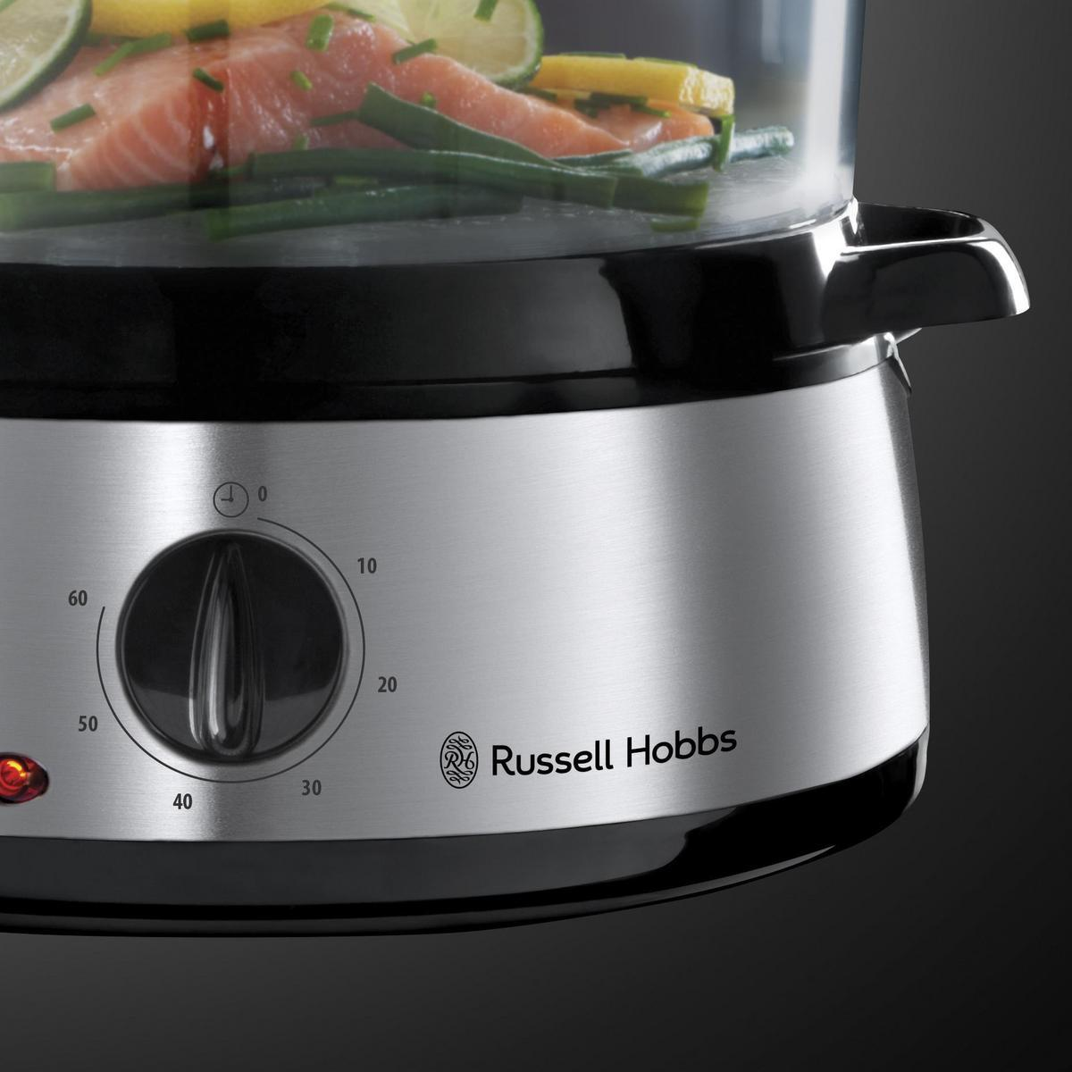 Parowar Russell Hobbs z jedzeniem w środku. Ma pokrętło, czerwone światło i podstawę ze stali nierdzewnej.