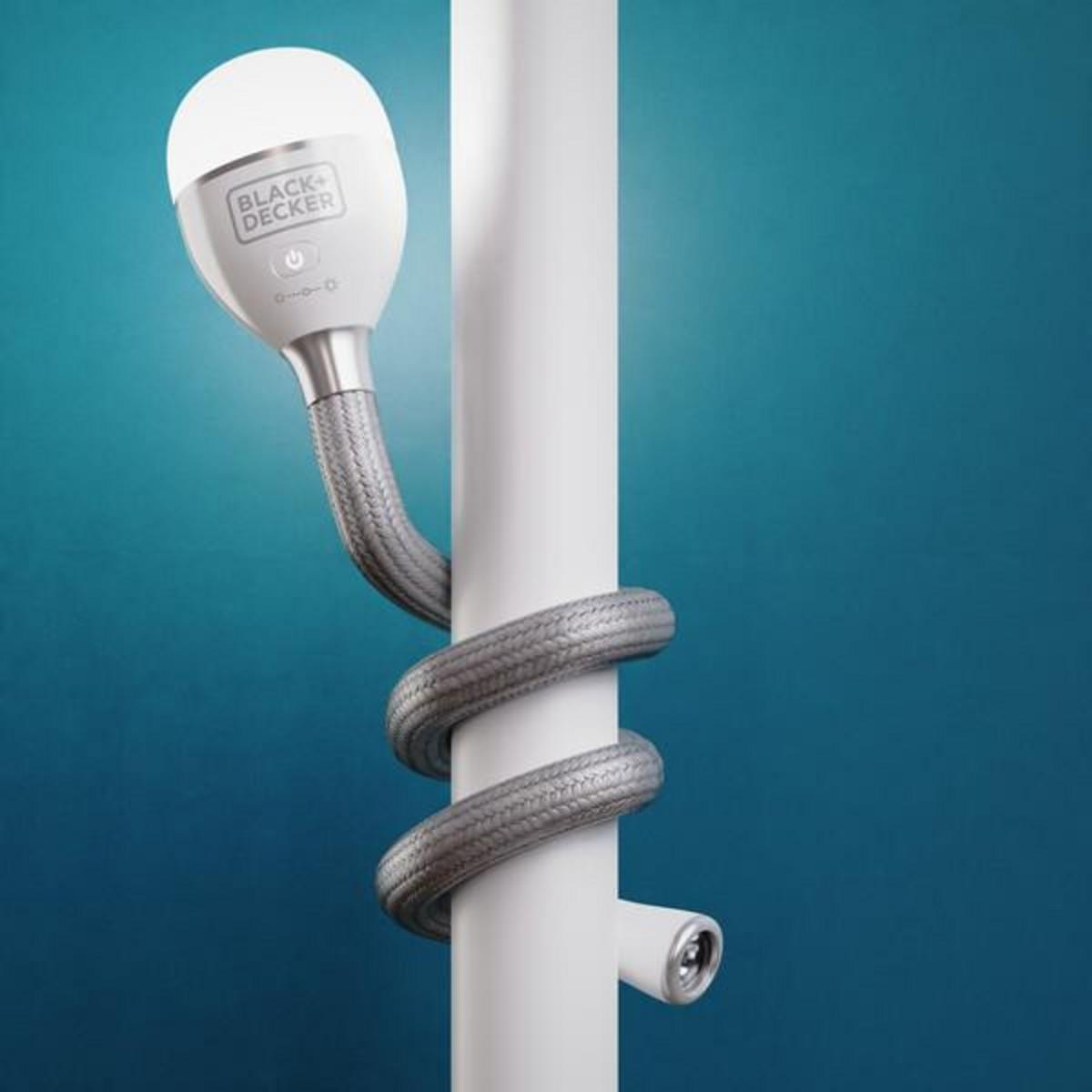 Lampe flexible blanche et grise fixée à un poteau blanc. Fond bleu.